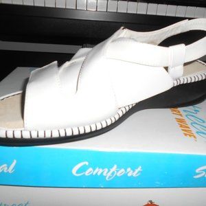 NIB Easy Street White Sandal
